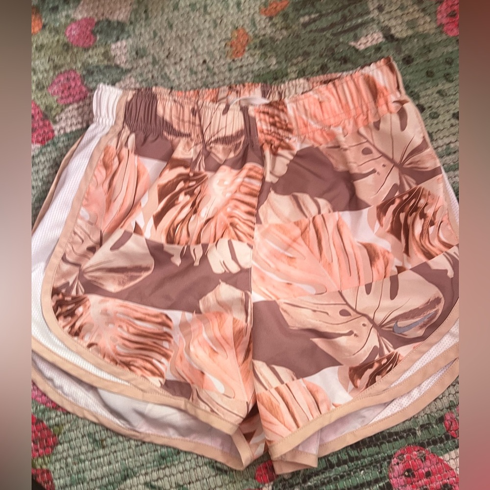 Women’s Nike DrinFit Floral shorts with drawstring size XS NWOT